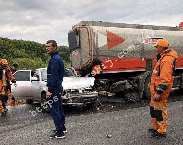 В Закарпатье в результате неудачного обгона, столкнулись грузовик и легковушка