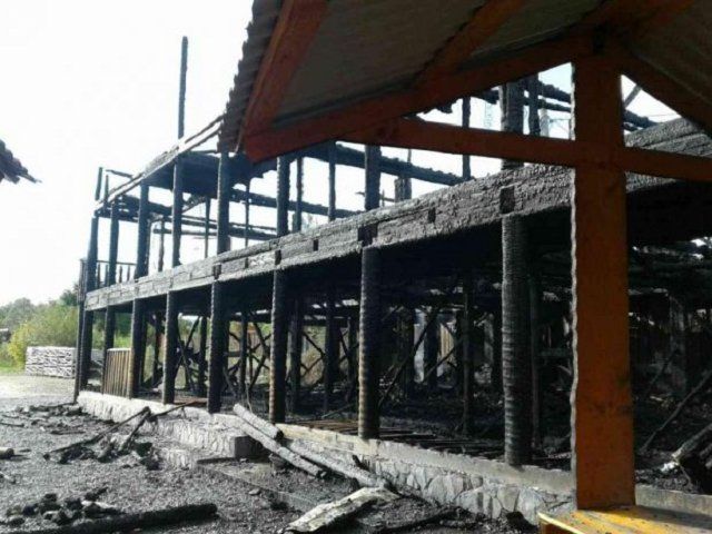 В Солотвино полностью сгорела база отдыха