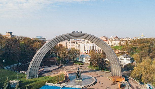В Киеве руферы встретили рассвет на Арке Дружбы народов