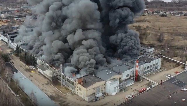 В России пылает алюминиевый завод, пожарные готовят поезд и самолеты