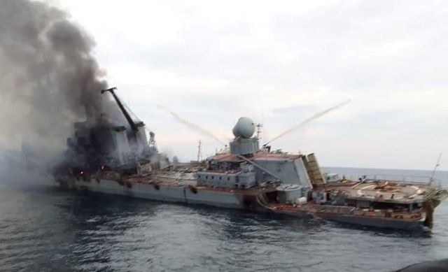 Западные OSINT-журналисты опубликовали кадры с горящим крейсером "Москва"
