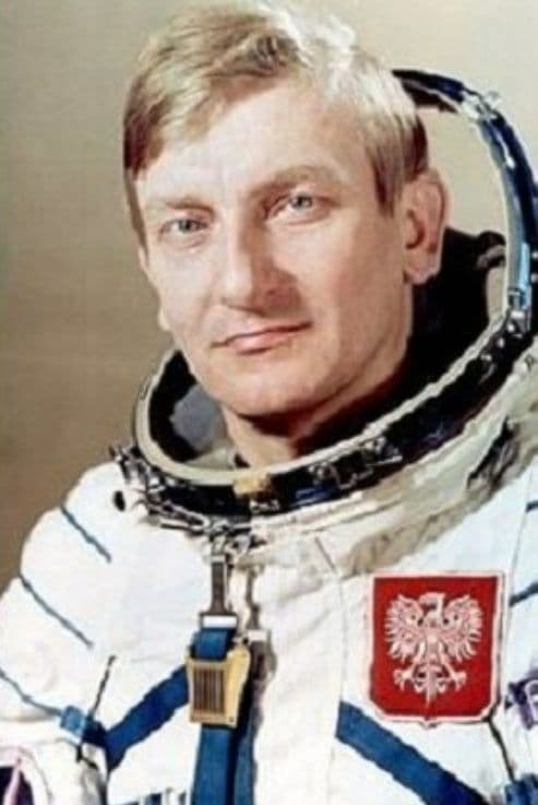 В ту ночь от рук "героев" едва не погиб будущий первый космонавт Польши Мирослав Гермашевский.