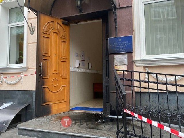 В Киеве в офис уполномоченного по правам человека бросили «коктейль Молотова» 