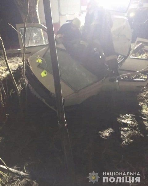 Жуткая авария: В Закарпатье евробляхер на скорости врезался в дерево, погибли 2 молодых парней