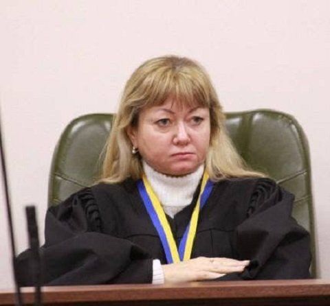 В Киеве судья на люксовом кроссовере протаранила дерево и едва не поубивала людей