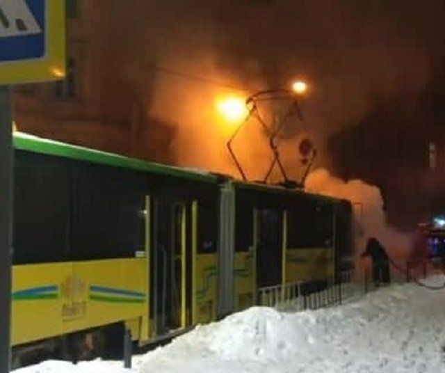 Во Львове загорелся трамвай, пытались потушить снегом