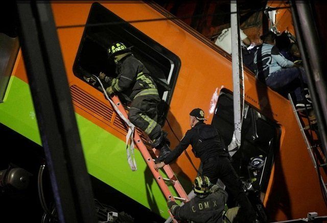 В Мехико мост метро вместе с поездом упал на стоявшие под ним автомобили.