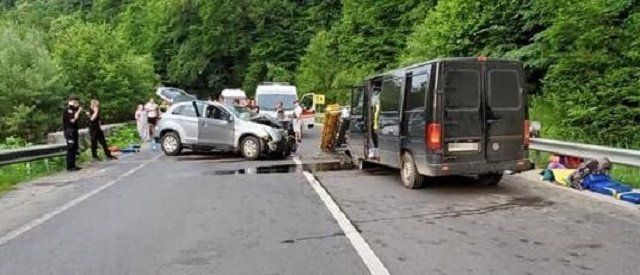 Трое жителей Закарпатья травмированы в результате автостолкновения на Львовщине.