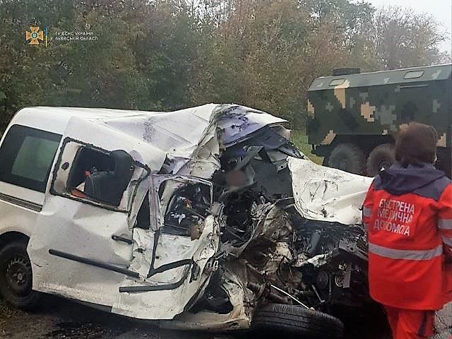 Смертельное ДТП: Во Львовской области военный грузовик буквально смял Volkswagen Caddy