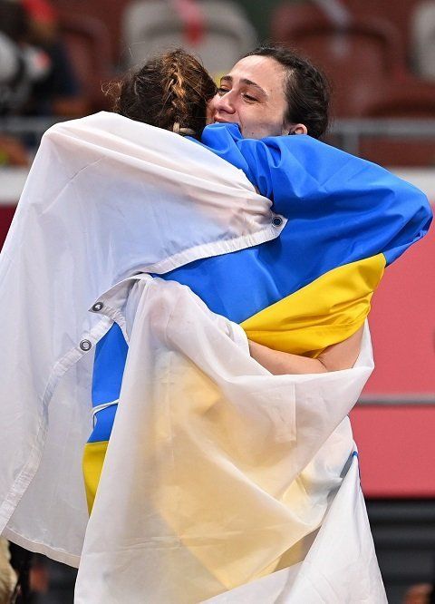 Ярослава Магучих, завоевавшая бронзу на Олимпиаде, на радостях сделала совместное фото с российской спортсменкой Марией Ласицкене. 