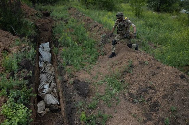 Некому хоронить: NYT показала братскую могилу в Лисичанске с сотнями погибших