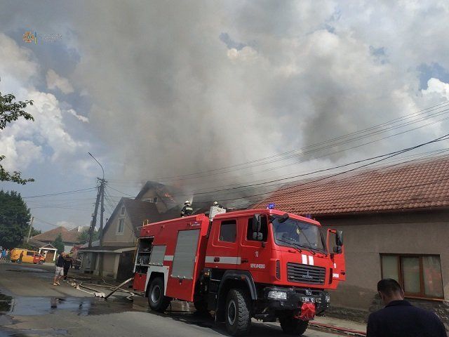 Появились кадры с места пожара в Мукачево
