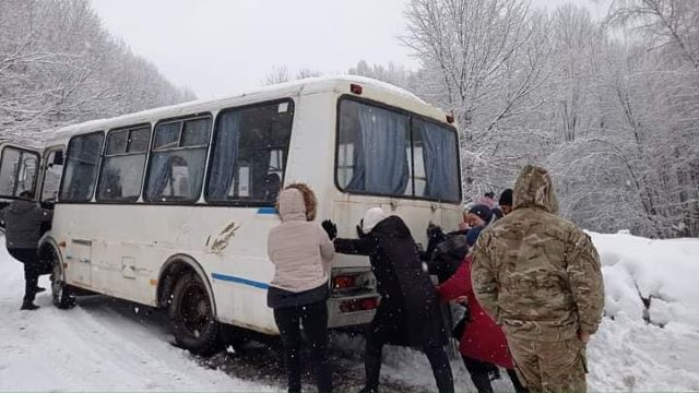 В Закарпатье люди спасли рейсовый автобус от падения в пропасть