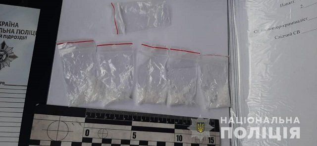 Амфетамин был уже расфасован: Полицейские в Закарпатье взяли наркоторговца на заправке
