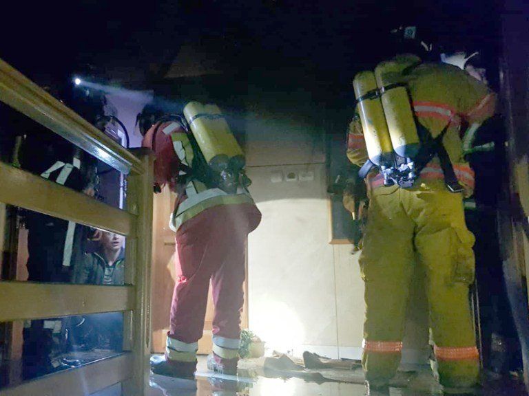 Десятки людей эвакуированы: В Закарпатье огонь под утро охватил отель