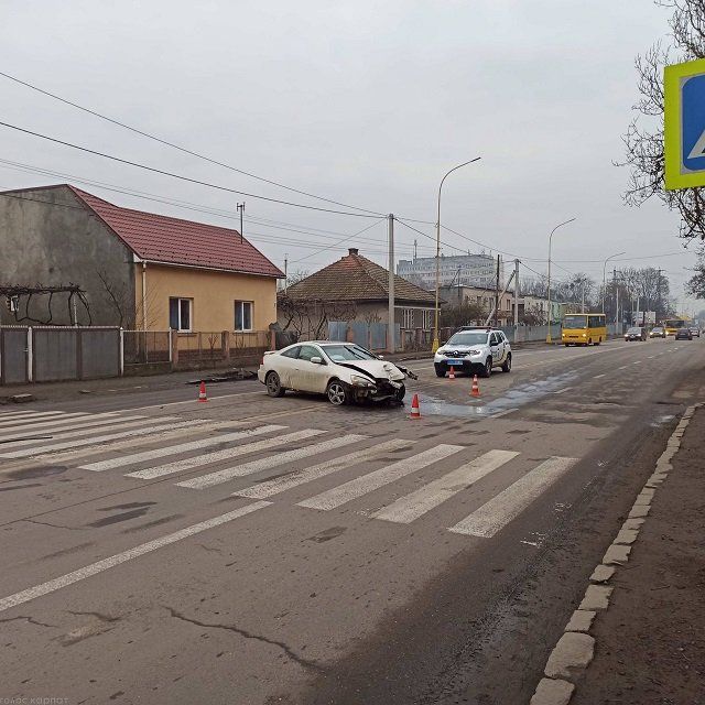 В Ужгороде посреди улицы нашли брошенным разбитое авто