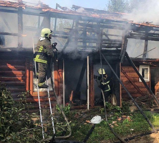 В Закарпатье из-за вспыхнувшего сарая едва не сгорел жилой дом