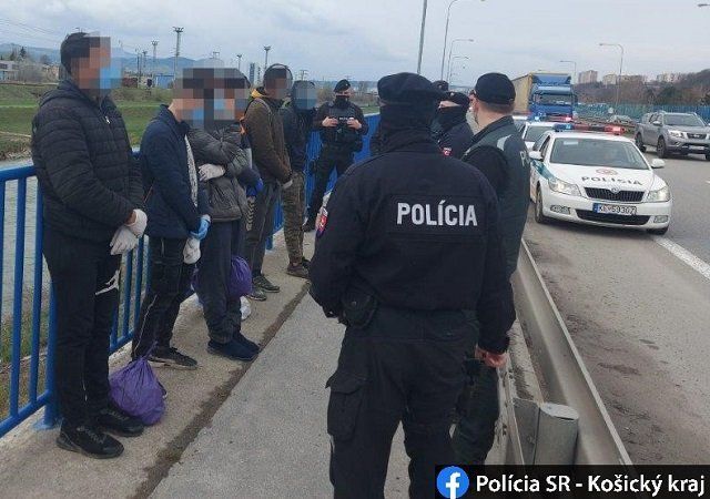 В Словакии шесть мигрантов, "сваливших" из украинского камиона, быстро поймали