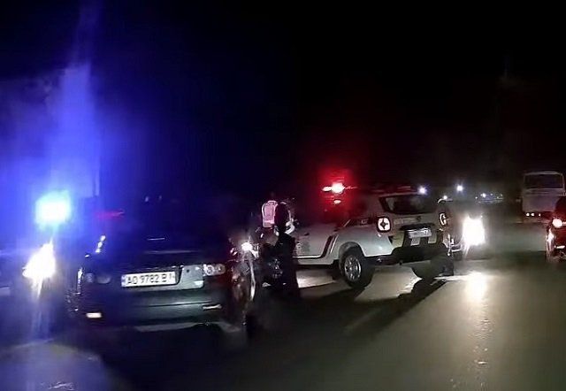 Ночная погоня и ДТП в Закарпатье: Пьяный на ВАЗе столкнулся с полицейским авто
