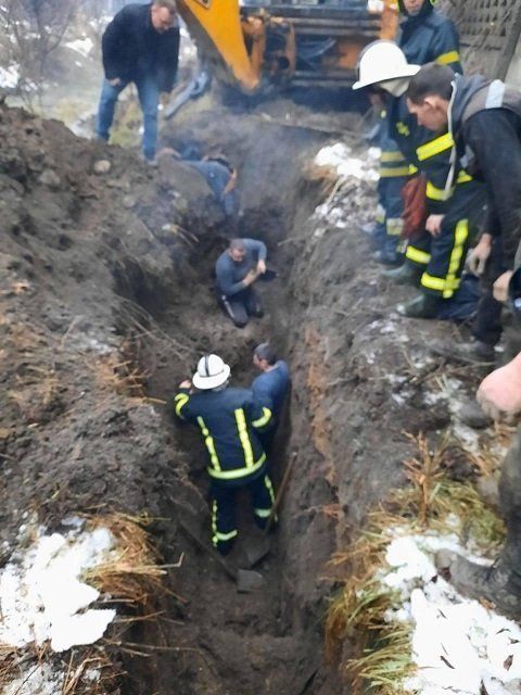 Трагедия в Закарпатье - 30-летнего мужчину засыпало землей, он погиб 