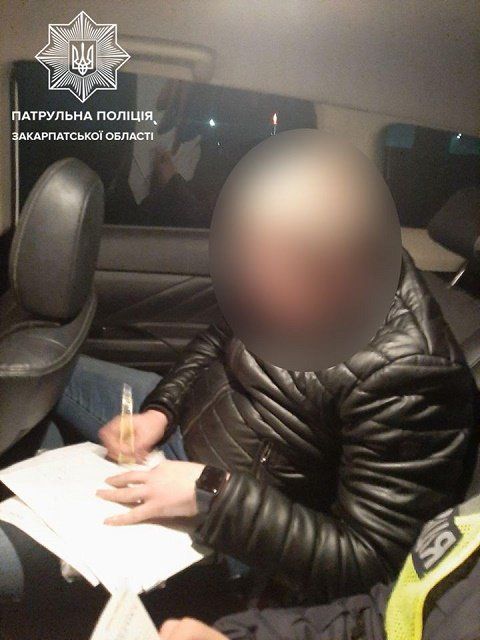 Погоня, гололед и пьянка: В Закарпатье, на трассе Киев-Чоп гонки нетрезвого водителя закончились ДТП