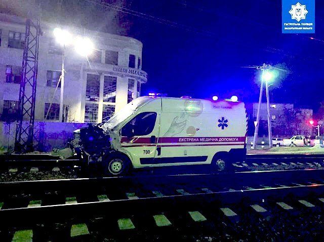 Жесткая авария в Закарпатье: Патрульные сообщили подробности столкновения "скорой" с локомотивом 