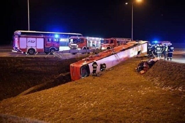 В Польше сегодня ночью погибли 6 украинцев : Перевернулся автобус