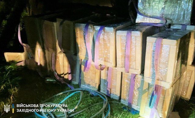  В Закарпатье перебросить катапультой почти 30 000 пачек сигарет контрабандистам помогал пограничник