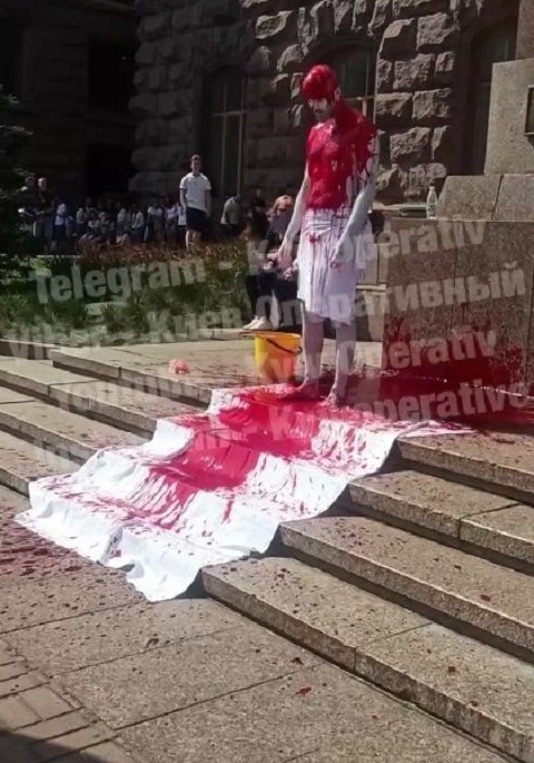 В Киеве после парада мужчина залил красной краской себя и постамент с флагом Украины