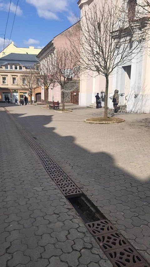 В областном центре Закарпатья обнаглевшая банда не устает тырить решетки водостоков
