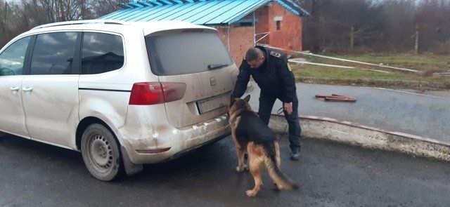 В Закарпатье на КПП Лужанка на контрабанде "влетел" дипломат: Минивэн был под завязку набит сигаретами 