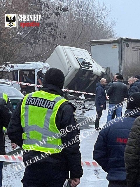 Возле Чернигова фура врезалась в маршрутку полную пассажиров - много погибших