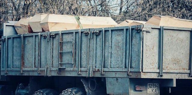 В Киевскую больницу № 3 гробы привезли грузовиком, фото Яна Доброносова 