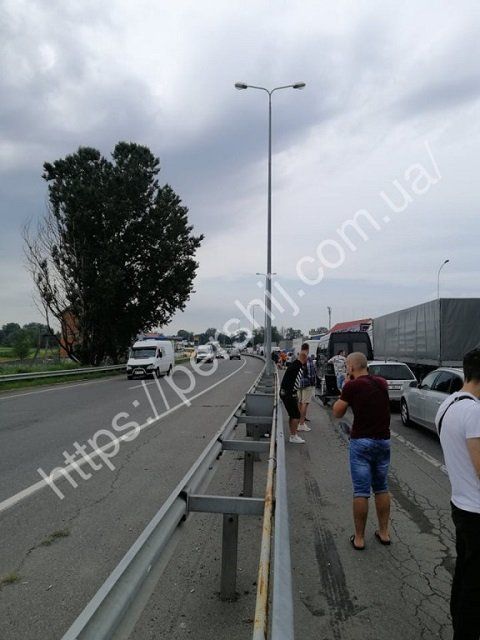 В Закарпатье на границе с Венгрией огромная очередь, машины продвигаются медленно
