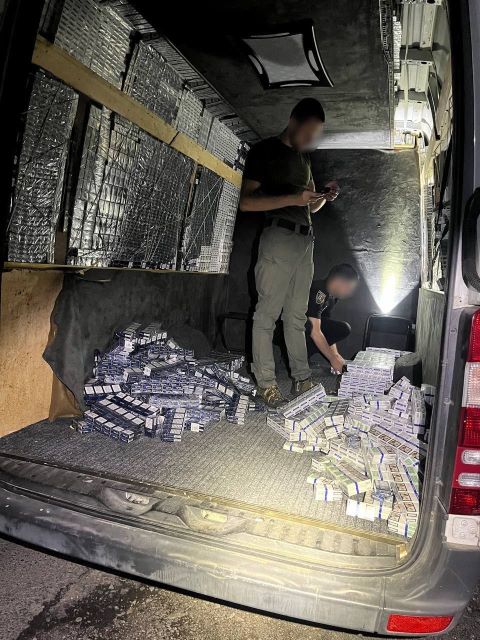 Ухилянтов с сигаретами "зашил" в микроавтобус наглая морда в Закарпатье 