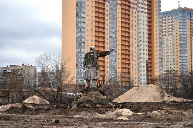 В Киеве строители обнаружили уцелевший памятник Ленину