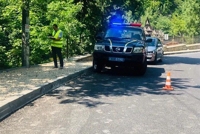 В украинских Карпатах в городе Яремче автомобиль Volkswagen Tiguan слетел с дороги в обрыв.