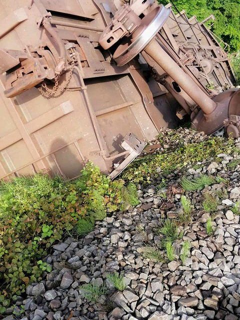 Возле Львова перевернулся грузовой поезд: видео и фото с места аварии