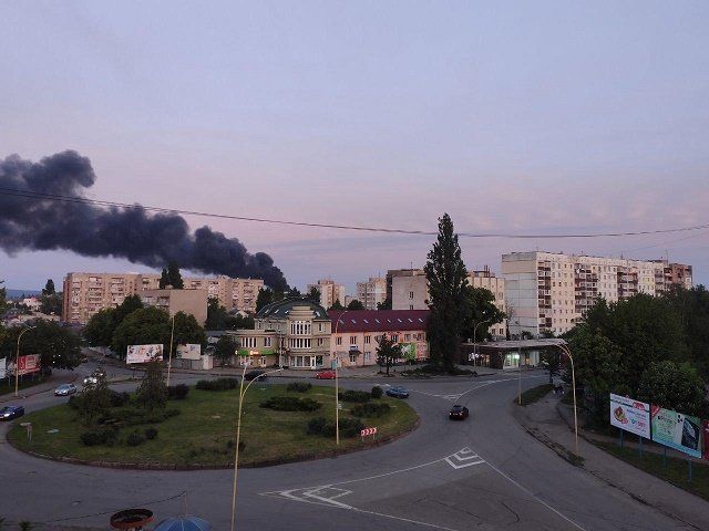 Густой столб дыма видно издалека: В Ужгороде горят шины