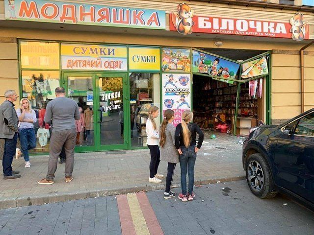 В Ужгороде "олень" за рулем припарковался в магазине игрушек 
