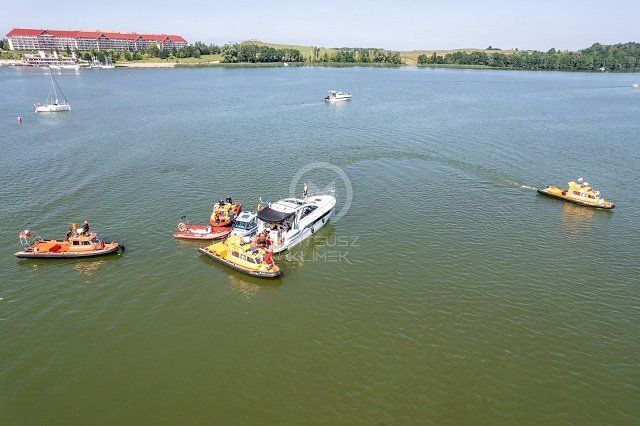 В польском Варминско-Мазурском воеводстве в озеро упал частный вертолет с тремя украинцами на борту