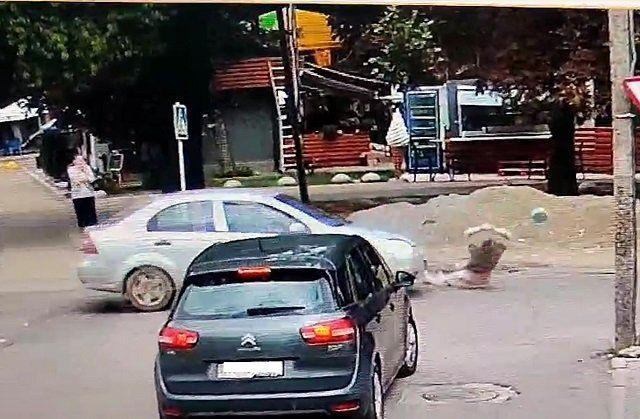 В Ужгороде на пешеходном переходе Chevrolet на большой скорости сбил девушку: Видео ДТП