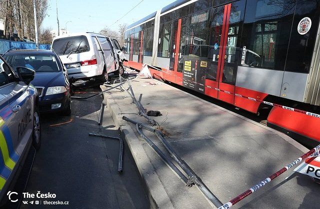 В столице Чехии микроавтобус сбил людей на трамвайной остановке: травмированы 6 человек 
