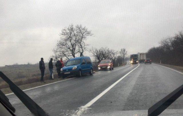 В Закарпатье в результате аварии легковушка оказалась в кювете 
