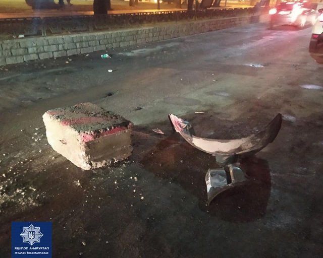 ДТП в Закарпатье: Пьяный лихач не разминулся с припаркованным Alfa Romeo, с места аварии "умник" скрылся 