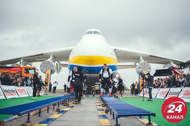 Восемь самых сильных стронгменов Украины перетащили крупнейший самолет советского производства АН-225 «Мрія».