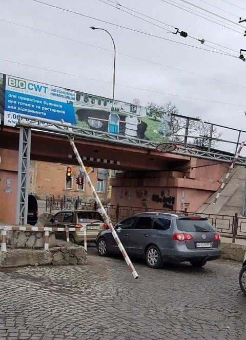 В областном центре Закарпатья попытка грузовика влезть в проезд под ж/д закончилась печально 