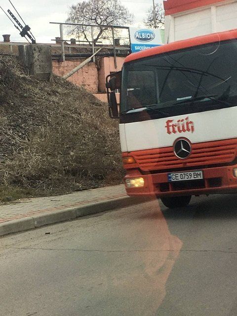 В областном центре Закарпатья попытка грузовика влезть в проезд под ж/д закончилась печально 