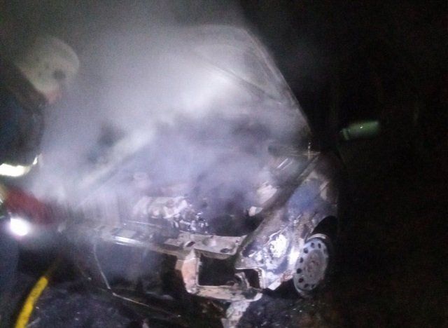 Автопожар в Закарпатье: 30-летний Ford спасли за полчаса