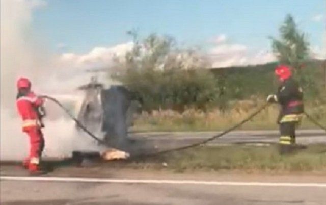 В Закарпатье на трассе Киев-Чоп ДТП - легковушка дотла сгорела